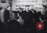 Immagine di Walter Disney con gli artisti Burbank California USA, 1943, secondo 20 filmato di repertorio 65675074183