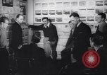 Immagine di Walter Disney con gli artisti Burbank California USA, 1943, secondo 21 filmato di repertorio 65675074183