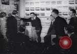 Immagine di Walter Disney con gli artisti Burbank California USA, 1943, secondo 22 filmato di repertorio 65675074183