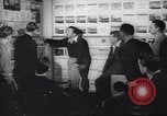 Immagine di Walter Disney con gli artisti Burbank California USA, 1943, secondo 23 filmato di repertorio 65675074183