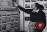 Immagine di Walter Disney con gli artisti Burbank California USA, 1943, secondo 25 filmato di repertorio 65675074183