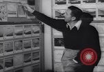 Immagine di Walter Disney con gli artisti Burbank California USA, 1943, secondo 28 filmato di repertorio 65675074183