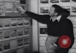 Immagine di Walter Disney con gli artisti Burbank California USA, 1943, secondo 29 filmato di repertorio 65675074183