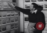 Immagine di Walter Disney con gli artisti Burbank California USA, 1943, secondo 30 filmato di repertorio 65675074183