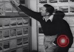 Immagine di Walter Disney con gli artisti Burbank California USA, 1943, secondo 31 filmato di repertorio 65675074183