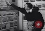 Immagine di Walter Disney con gli artisti Burbank California USA, 1943, secondo 32 filmato di repertorio 65675074183