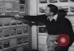 Immagine di Walter Disney con gli artisti Burbank California USA, 1943, secondo 33 filmato di repertorio 65675074183