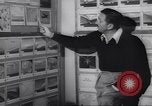 Immagine di Walter Disney con gli artisti Burbank California USA, 1943, secondo 34 filmato di repertorio 65675074183