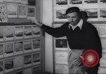 Immagine di Walter Disney con gli artisti Burbank California USA, 1943, secondo 37 filmato di repertorio 65675074183