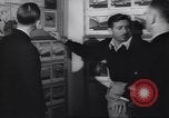 Immagine di Walter Disney con gli artisti Burbank California USA, 1943, secondo 44 filmato di repertorio 65675074183