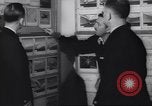 Immagine di Walter Disney con gli artisti Burbank California USA, 1943, secondo 47 filmato di repertorio 65675074183