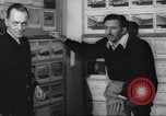 Immagine di Walter Disney con gli artisti Burbank California USA, 1943, secondo 50 filmato di repertorio 65675074183