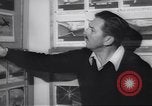 Immagine di Walter Disney con gli artisti Burbank California USA, 1943, secondo 56 filmato di repertorio 65675074183