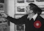 Immagine di Walter Disney con gli artisti Burbank California USA, 1943, secondo 58 filmato di repertorio 65675074183