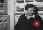 Immagine di Walter Disney con gli artisti Burbank California USA, 1943, secondo 60 filmato di repertorio 65675074183