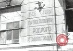 Standbild Sowjetische Arbeiter bauen Stalingrad wieder auf Stalingrad Russland Sowjetunion, 1945, aus Sekunde 1 historischem Filmmaterial Videoclip 65675074192