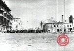 Standbild May Day Parade Stalingrad Russland Sowjetunion, 1945, aus Sekunde 3 historischem Filmmaterial Videoclip 65675074193