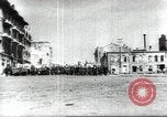 Standbild May Day Parade Stalingrad Russland Sowjetunion, 1945, aus Sekunde 12 historischem Filmmaterial Videoclip 65675074193