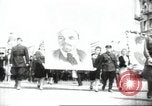 Standbild May Day Parade Stalingrad Russland Sowjetunion, 1945, aus Sekunde 14 historischem Filmmaterial Videoclip 65675074193