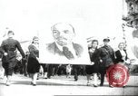 Standbild May Day Parade Stalingrad Russland Sowjetunion, 1945, aus Sekunde 15 historischem Filmmaterial Videoclip 65675074193