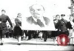 Standbild May Day Parade Stalingrad Russland Sowjetunion, 1945, aus Sekunde 16 historischem Filmmaterial Videoclip 65675074193