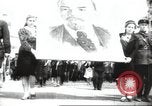 Standbild May Day Parade Stalingrad Russland Sowjetunion, 1945, aus Sekunde 17 historischem Filmmaterial Videoclip 65675074193
