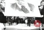Standbild May Day Parade Stalingrad Russland Sowjetunion, 1945, aus Sekunde 18 historischem Filmmaterial Videoclip 65675074193