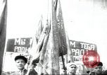 Standbild May Day Parade Stalingrad Russland Sowjetunion, 1945, aus Sekunde 24 historischem Filmmaterial Videoclip 65675074193