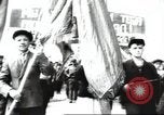 Standbild May Day Parade Stalingrad Russland Sowjetunion, 1945, aus Sekunde 28 historischem Filmmaterial Videoclip 65675074193