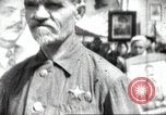 Standbild May Day Parade Stalingrad Russland Sowjetunion, 1945, aus Sekunde 44 historischem Filmmaterial Videoclip 65675074193