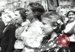 Standbild May Day Parade Stalingrad Russland Sowjetunion, 1945, aus Sekunde 47 historischem Filmmaterial Videoclip 65675074193