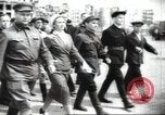 Standbild May Day Parade Stalingrad Russland Sowjetunion, 1945, aus Sekunde 56 historischem Filmmaterial Videoclip 65675074193