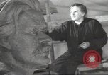 Immagine di Monumento a Maxiom Gorky Unione Sovietica, 1947, secondo 42 filmato di repertorio 65675074206