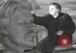 Immagine di Monumento a Maxiom Gorky Unione Sovietica, 1947, secondo 43 filmato di repertorio 65675074206