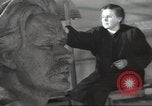 Immagine di Monumento a Maxiom Gorky Unione Sovietica, 1947, secondo 44 filmato di repertorio 65675074206