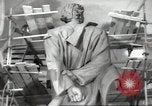 Immagine di Monumento a Maxiom Gorky Unione Sovietica, 1947, secondo 46 filmato di repertorio 65675074206