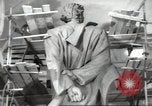Immagine di Monumento a Maxiom Gorky Unione Sovietica, 1947, secondo 52 filmato di repertorio 65675074206