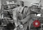 Immagine di Monumento a Maxiom Gorky Unione Sovietica, 1947, secondo 55 filmato di repertorio 65675074206