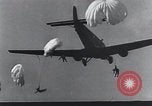 Standbild Deutscher Fallschirmjäger Deutschland, 1940, aus Sekunde 1 historischem Filmmaterial Videoclip 65675074224