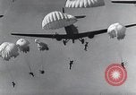Standbild Deutscher Fallschirmjäger Deutschland, 1940, aus Sekunde 4 historischem Filmmaterial Videoclip 65675074224