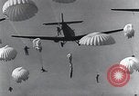Standbild Deutscher Fallschirmjäger Deutschland, 1940, aus Sekunde 5 historischem Filmmaterial Videoclip 65675074224