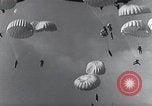 Standbild Deutscher Fallschirmjäger Deutschland, 1940, aus Sekunde 7 historischem Filmmaterial Videoclip 65675074224