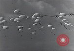Standbild Deutscher Fallschirmjäger Deutschland, 1940, aus Sekunde 10 historischem Filmmaterial Videoclip 65675074224