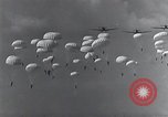 Standbild Deutscher Fallschirmjäger Deutschland, 1940, aus Sekunde 11 historischem Filmmaterial Videoclip 65675074224