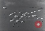 Standbild Deutscher Fallschirmjäger Deutschland, 1940, aus Sekunde 13 historischem Filmmaterial Videoclip 65675074224