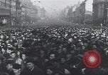 Immagine di Folla ceca Praga Cecoslovacchia, 1953, secondo 36 filmato di repertorio 65675074241