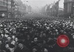 Immagine di Folla ceca Praga Cecoslovacchia, 1953, secondo 37 filmato di repertorio 65675074241