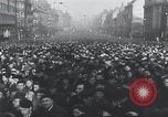Immagine di Folla ceca Praga Cecoslovacchia, 1953, secondo 38 filmato di repertorio 65675074241