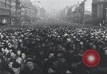 Immagine di Folla ceca Praga Cecoslovacchia, 1953, secondo 39 filmato di repertorio 65675074241