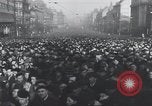 Immagine di Folla ceca Praga Cecoslovacchia, 1953, secondo 40 filmato di repertorio 65675074241